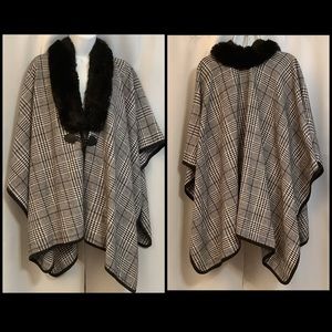 LA Express Cape Women’s OS Faux Fur Collar  Loose Fit Plaid Black White